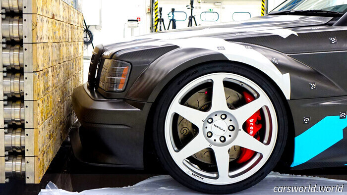 HWA estrelló un Mercedes EVO de 800.000 dólares para que puedas conducir uno de forma segura | Carscoops